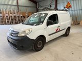 une camionnette blanche garée à l'intérieur d'un bâtiment