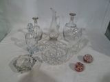 un grand nombre d'objets en verre posés sur une table