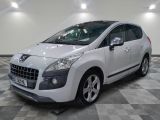 la photo d'une voiture blanche garée dans un garage