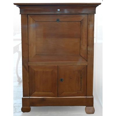 une vieille armoire en bois avec un tiroir en dessous