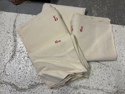 une pile de serviettes pliées posée sur le trottoir