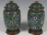 paire de vases chinois de style « cloise » sur socles, avec couvercles