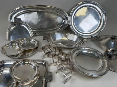 de nombreux plats et plateaux en argent posés sur une table