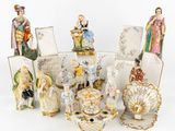 un grand nombre de figurines posées sur une table
