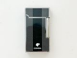 une photo en noir et blanc d'un briquet posé sur un mur blanc