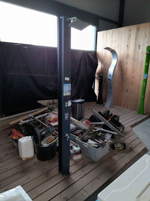 une image d'un garage avec de nombreux outils sur le sol