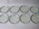 six assiettes ornées de motifs floraux, posées sur une table
