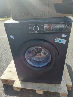 une machine à laver posée sur une palette dans la rue