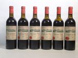 six bouteilles de vin sont alignées sur une table