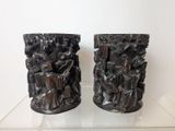 deux vases posés sur une table en verre