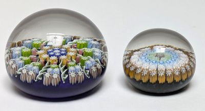deux boules de verre posées l'une à côté de l'autre