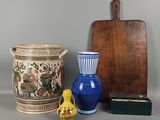 deux vases et une planche à découper sur la table
