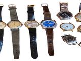 tout un tas de montres posées les unes à côté des autres sur la table