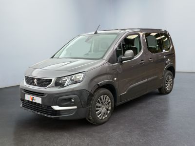Une camionnette Peugeot Citroën garée dans un showroom au sol noir