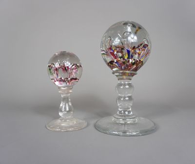 deux vases en verre placés l'un à côté de l'autre