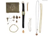 un assortiment de bijoux comprenant une montre, des bracelets, des colliers et d'autres articles