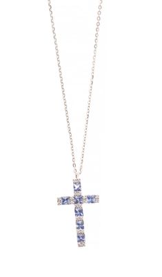 un collier avec une croix en or blanc sertie de diamants bleus et blancs, monté sur une chaîne