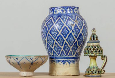 MAROC. Trois pièces en céramique de Fes : vase, bol et brûle…