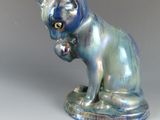 une figurine de chat bleu posée sur une table