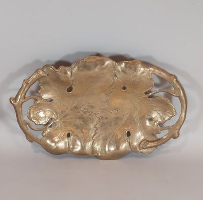 une assiette en or ornée d'un motif de feuilles