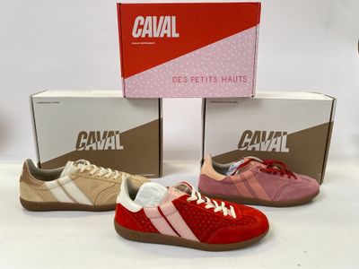 trois paires de chaussures en toile de couleurs et de pointures différentes, posées devant une boîte