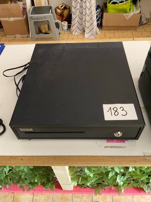 deux ordinateurs posés sur une table, avec une étiquette de prix dessus