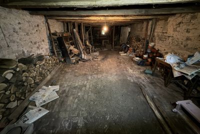 une pièce où il y a beaucoup de bois