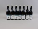 six bouteilles de vin alignées sur une table