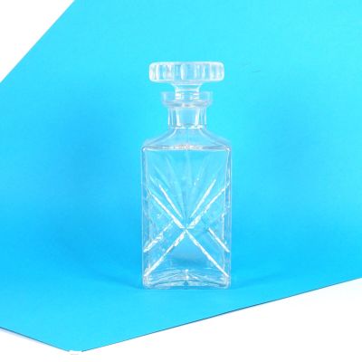 une bouteille en verre transparent avec un bouchon transparent sur fond bleu