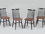 trois chaises en bois assises l'une à côté de l'autre sur une surface blanche