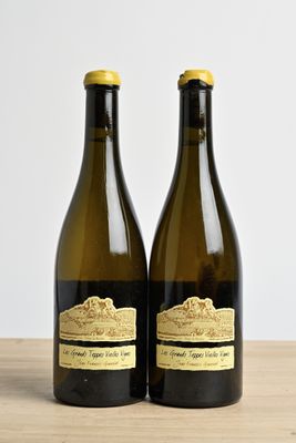 deux bouteilles de vin posées l'une à côté de l'autre sur une table en bois