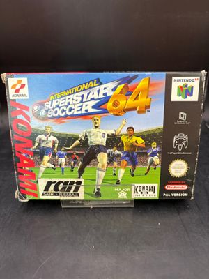 On voit ici la boîte du jeu « International Superstar Soccer 64 ».