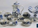 un ensemble d'assiettes, de tasses et de soucoupes bleues et blanches