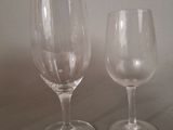 deux verres à vin vides posés l'un à côté de l'autre sur une table
