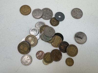 beaucoup de pièces qui sont sur la table