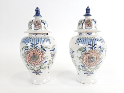 deux vases posés sur une surface blanche