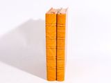 deux livres posés l'un sur l'autre sur une surface blanche