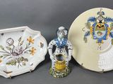 trois assiettes et une assiette sur laquelle est représenté un homme