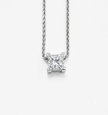 gros plan d'un collier de diamants sur fond blanc