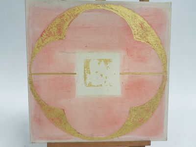 Peinture abstraite rose et dorée sur chevalet, sur fond blanc