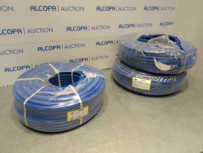 deux rouleaux de tuyaux bleus posés sur une table
