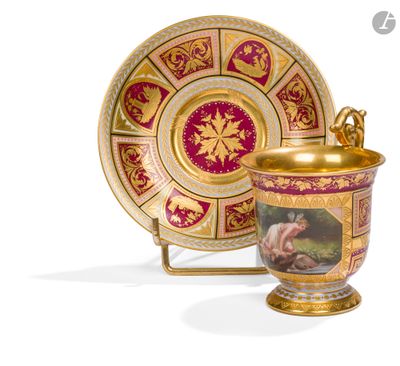 une tasse et une soucoupe en or ornées d'un motif