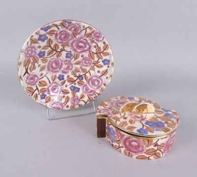 une paire d'assiettes en porcelaine et une boîte décorative posée sur un socle