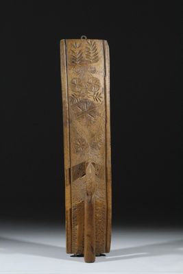 une image représentant une sculpture en bois d'un oiseau perché sur une branche