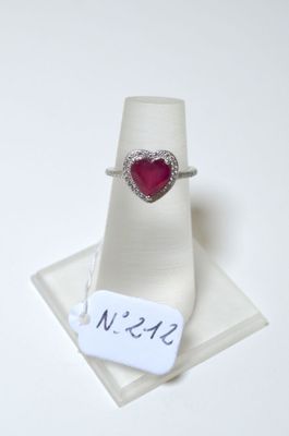 une bague ornée d'un rubis en forme de cœur