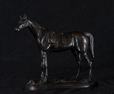 une statue représentant un cheval debout sur une surface noire