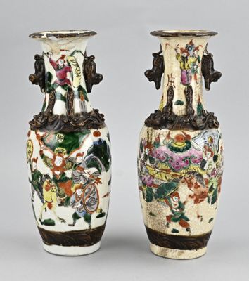 paire de vases chinois ornés de motifs floraux sur fond gris