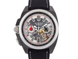 gros plan d'une montre sur fond blanc avec un bracelet noir