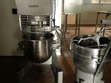 une photo d'une cuisine avec un mixeur et d'autres appareils