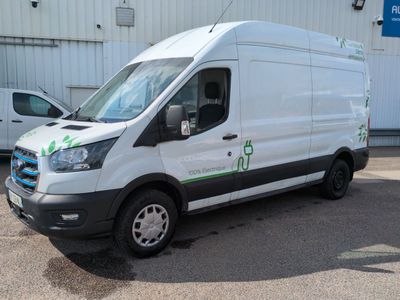 une camionnette blanche garée dans un parking